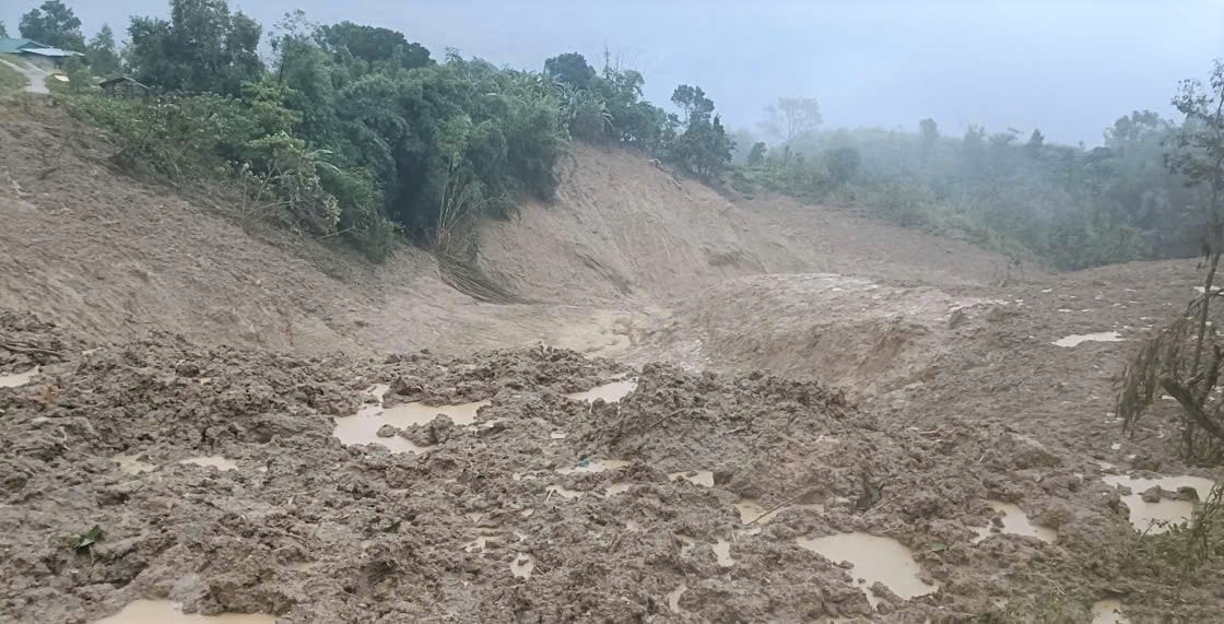 Lũ quét cuốn theo hàng ngàn m3 đất đá làm bồi lấp diện tích cây trồng của người dân thôn Làng Mới, xã Ngọc Linh. (Ảnh: Ngọc Chí)