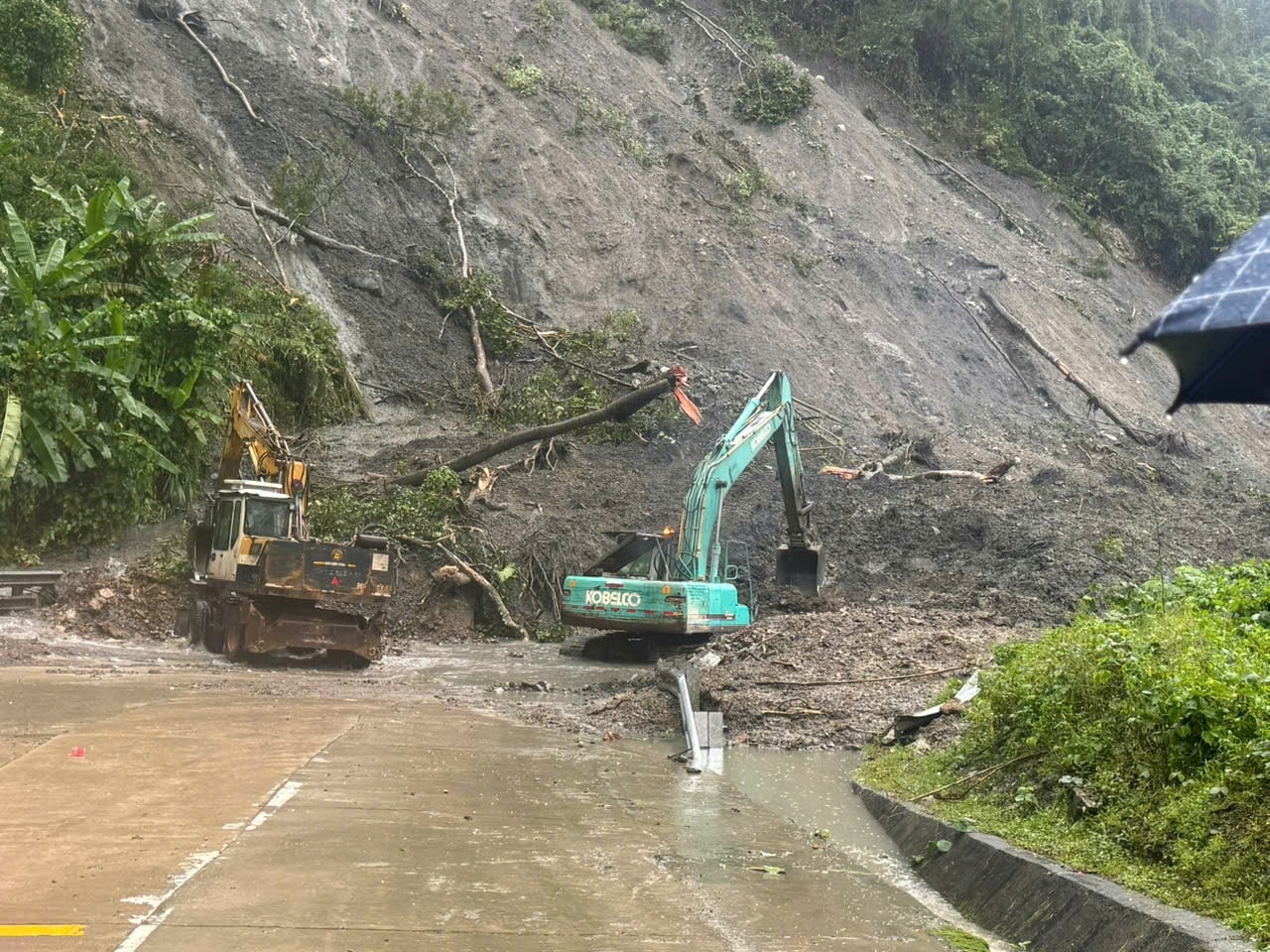 Các đơn vị quản lý đường bộ đã huy động tối đa nhân lực, thiết bị, vật tư thi công xuyên đêm để khắc phục sạt lở. (Ảnh: Ngọc Chí)