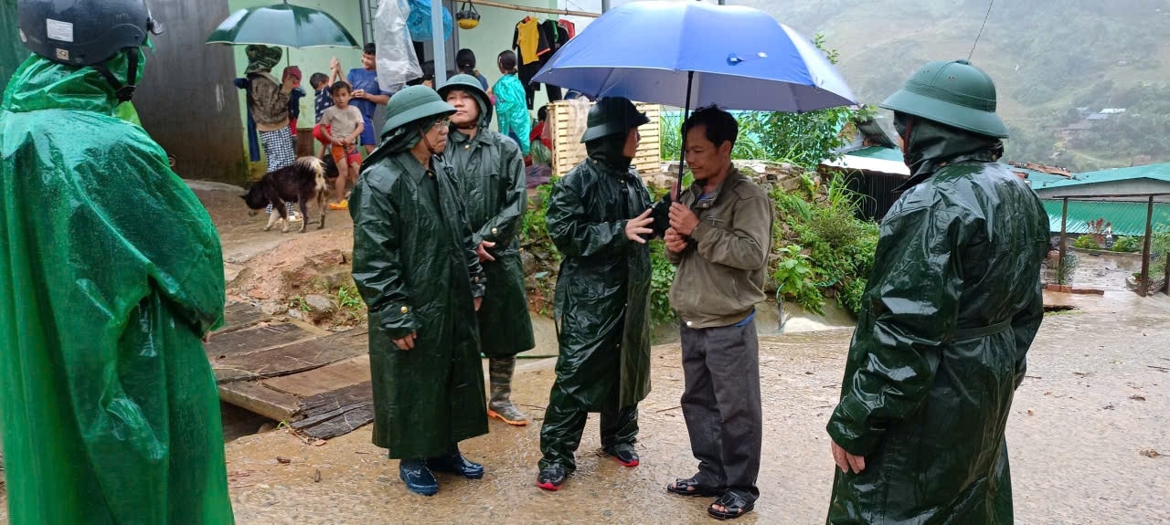Lãnh đạo xã Ngọc Linh đã tiếp cận được các thôn bị cô lập và thăm hỏi tình hình đời sống của bà con. (Ảnh: Ngọc Chí)