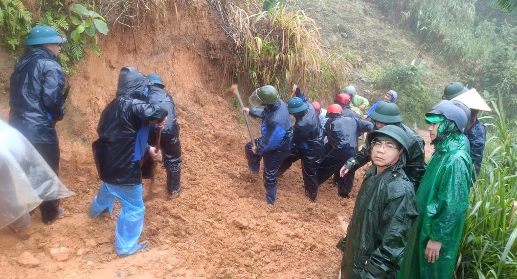 Xã Ngọc Linh huy động các lực lượng mở đường để tiếp cận với 5 thôn bị cô lập. (Ảnh: Ngọc Chí)