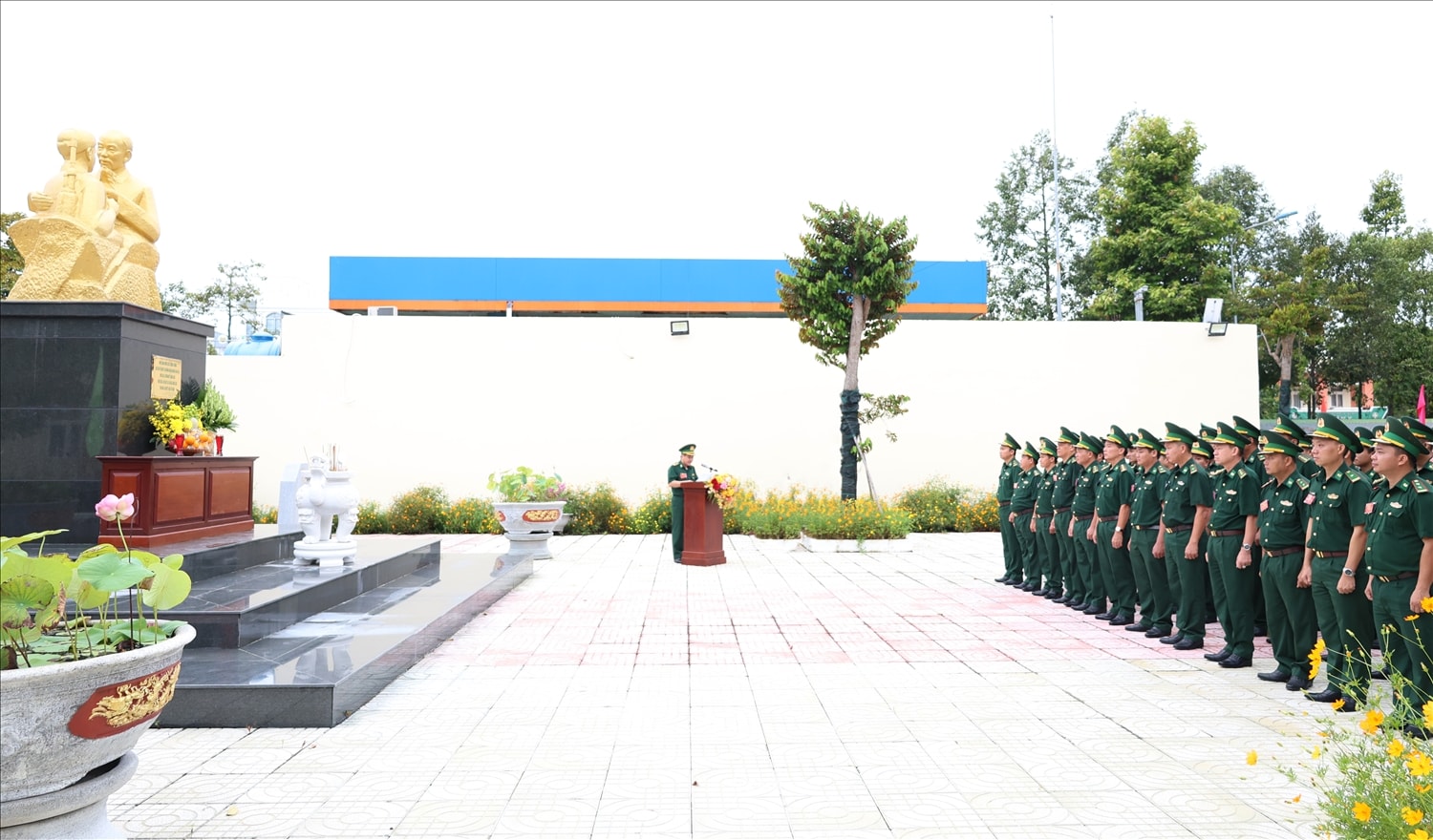 Đại biểu báo công dân Bác tại tượng đài Bác Hồ với chiến sĩ Biên phòng tỉnh An Giang Đại biểu báo công dân Bác tại tượng đài Bác Hồ với chiến sĩ Biên phòng tỉnh An Giang