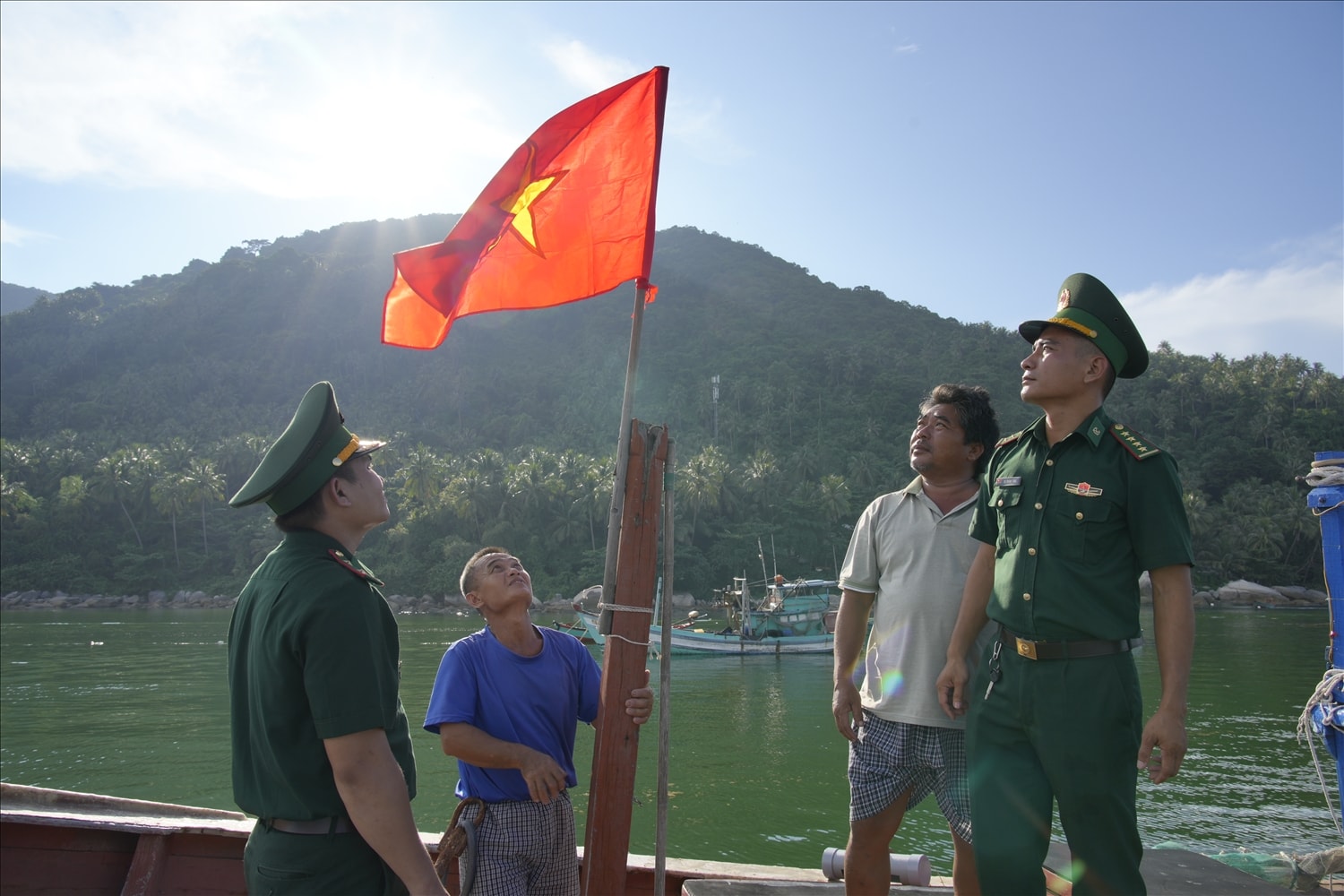 Đoàn Thanh niên tặng cờ Tổ quốc cho tổ tàu thuyền đoàn kết Đoàn Thanh niên tặng cờ Tổ quốc cho tổ tàu thuyền đoàn kết