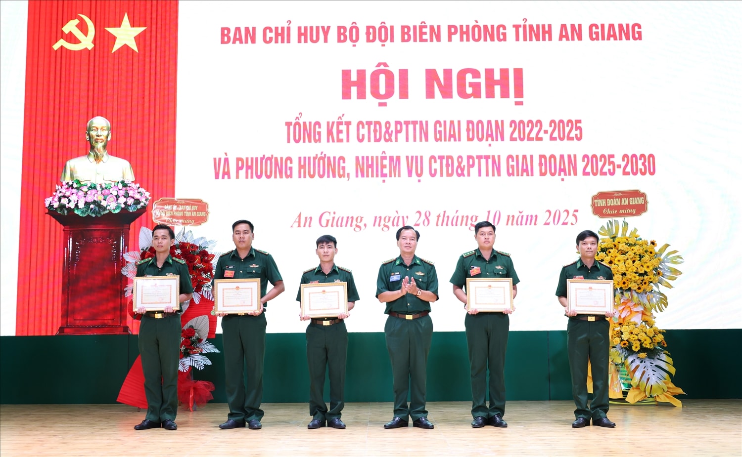 Đại tá Lê Hoàng Việt, Phó Chính ủy Ban Chỉ huy BĐBP tỉnh An Giang trao giấy khen cho các tập thể Đại tá Lê Hoàng Việt, Phó Chính ủy Ban Chỉ huy BĐBP tỉnh An Giang trao giấy khen cho các tập thể