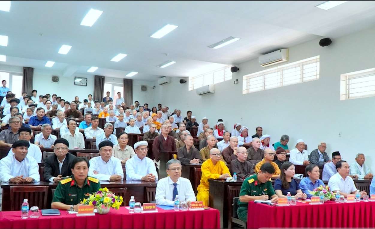 Các chức sắc, chức việc các tổ chức tôn giáo tại Khánh Hoà tham gia khoá bồi dưỡng. (Ảnh K.H)