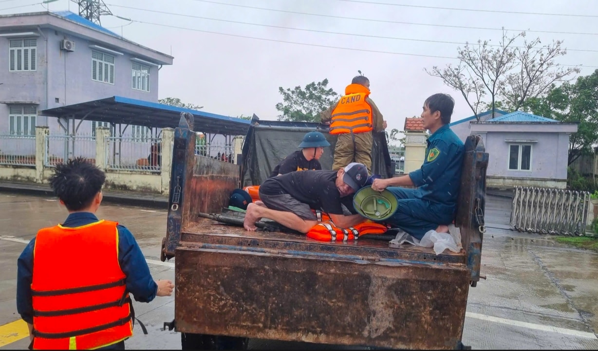 Người dân và lực lượng chức năng đưa các nạn nhân ngạt khí đi cấp cứu. (Ảnh: C.V)