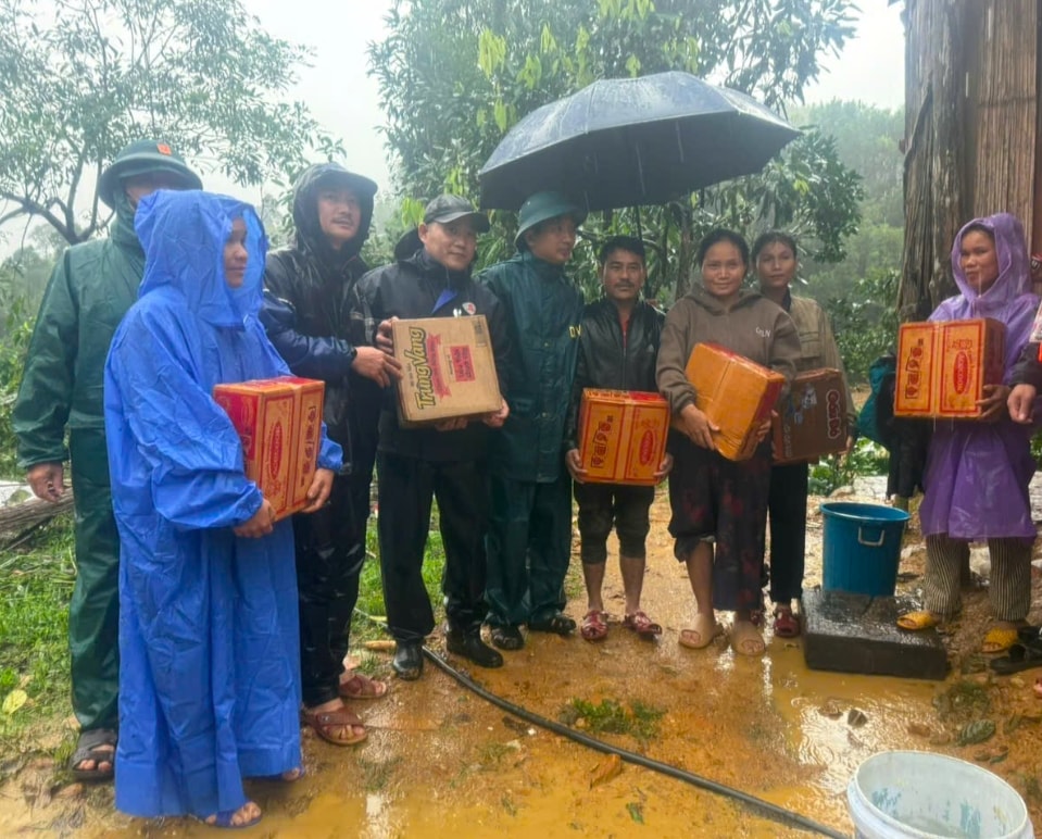 Lãnh đạo xã Trà Tân hỗ trợ người dân bị ảnh hưởng do mưa lũ. (Ảnh T.T)