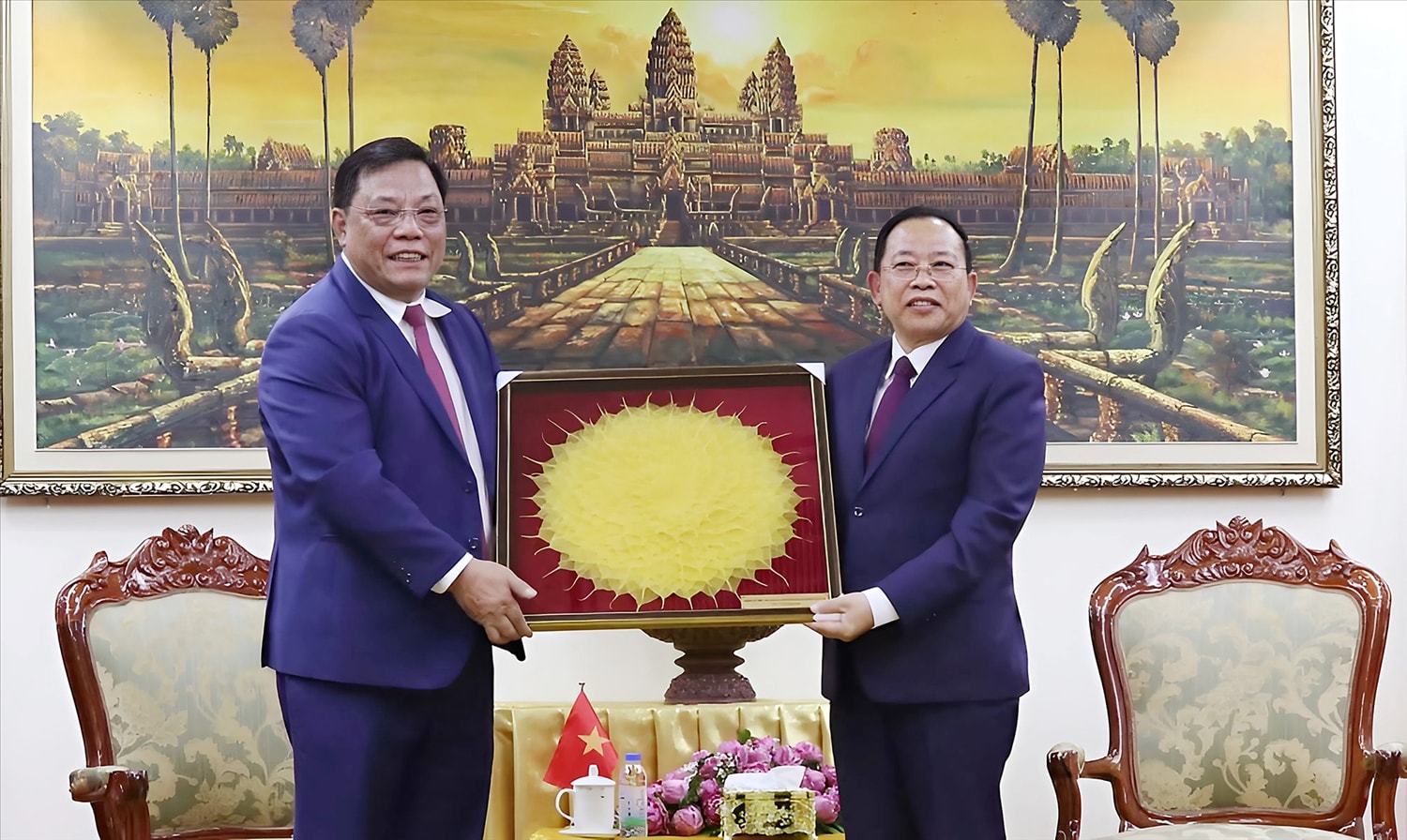 Thứ trưởng Nguyễn Hải Trung tặng quà ngài Chay Borin, Bộ trưởng Bộ Lễ nghi và Tôn giáo Campuchia