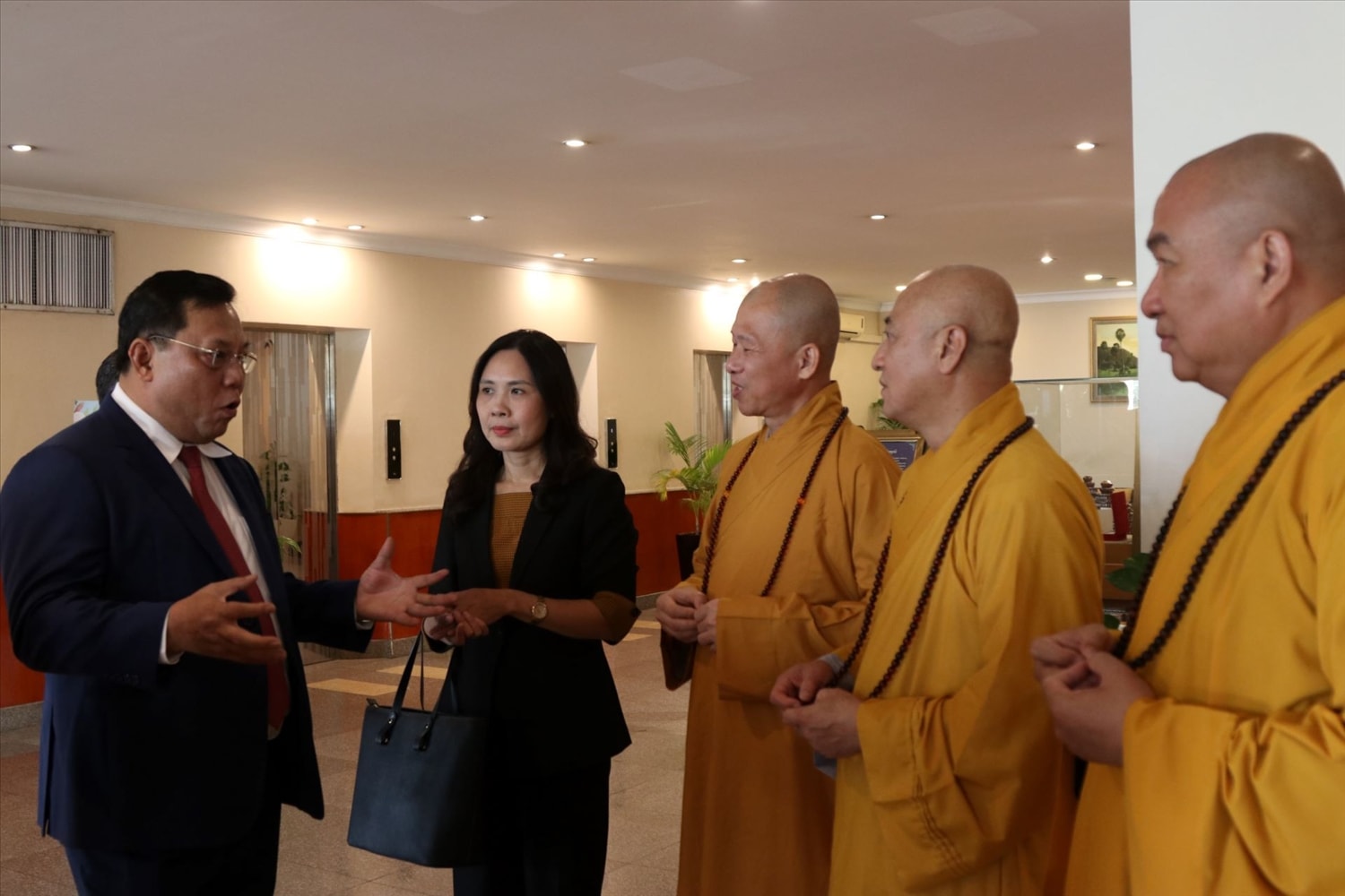 Thứ trưởng Bộ Dân tộc và Tôn giáo Nguyễn Hải Trung trao đổi cùng các vị đại biểu Phật giáo bên lề hội nghị