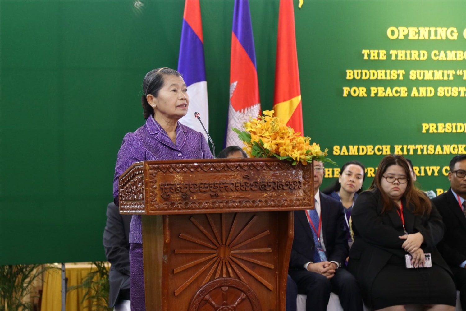Bà Men Sam An, Cố vấn tối cao của Quốc vương, Chủ tịch Hội đồng Mặt trận Đoàn kết phát triển Tổ quốc Campuchia, Phó Chủ tịch Đảng Nhân dân Campuchia phát biểu tại Hội nghị