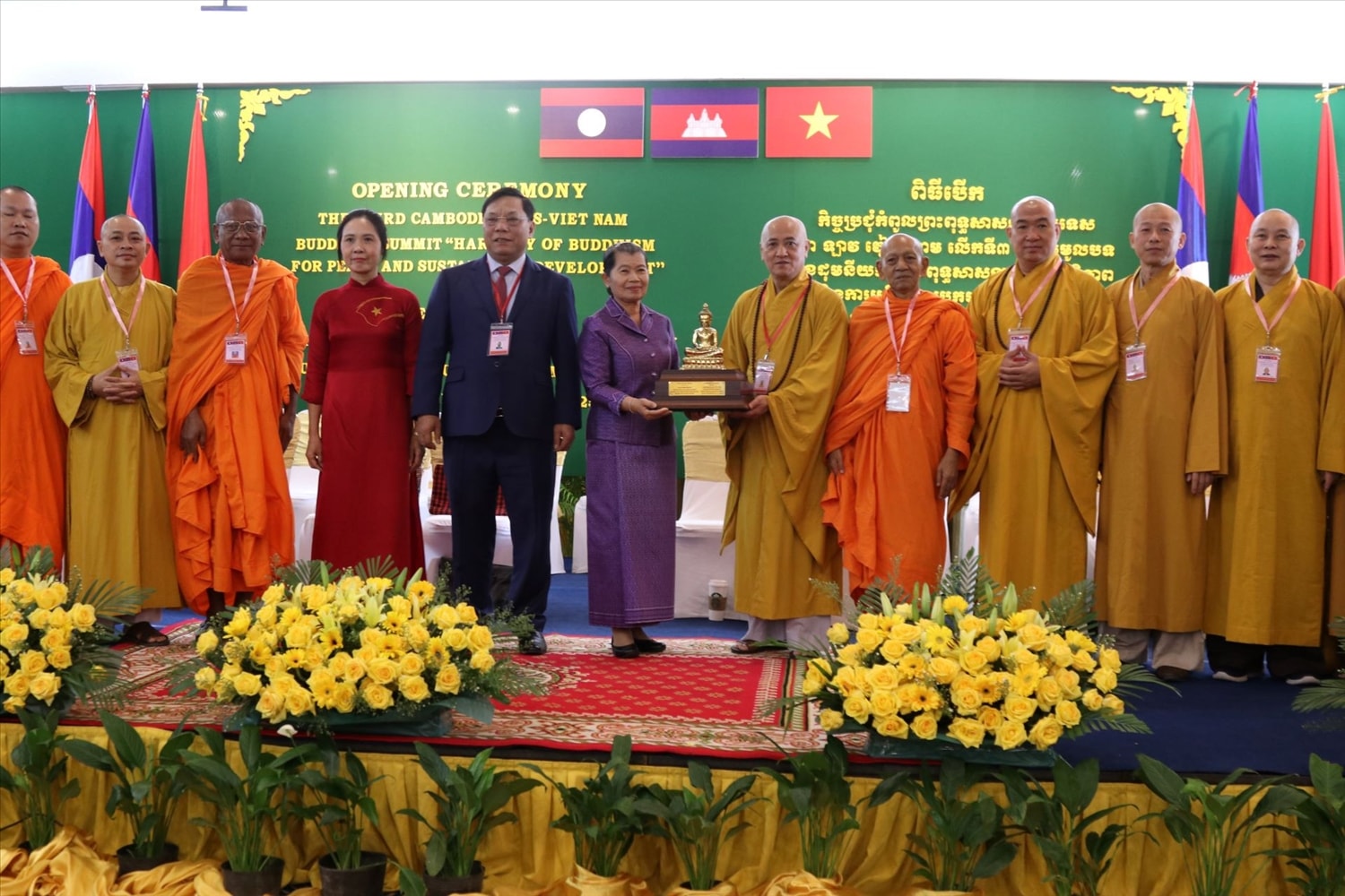 Thứ trưởng Bộ Dân tộc và Tôn giáo Nguyễn Hải Trung cùng đại diện đoàn Giáo hội Phật giáo Việt Nam trao tặng tượng Phật đến Bà Men Sam An, Cố vấn tối cao của Quốc vương, Chủ tịch Hội đồng Mặt trận Đoàn kết phát triển Tổ quốc Campuchia, Phó Chủ tịch Đảng Nhân dân Campuchia