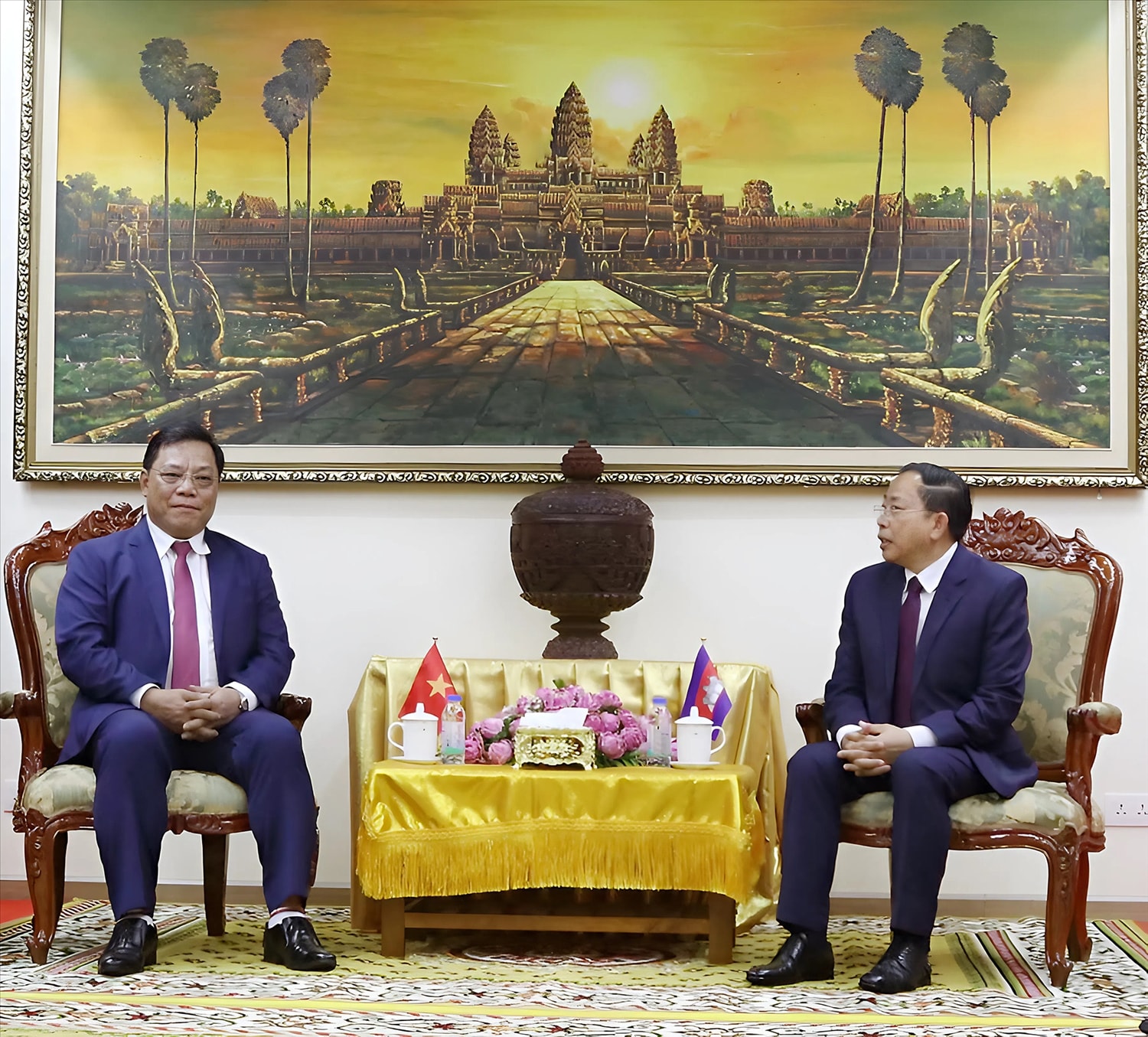 Ngay sau khi đến Phnom Penh, Đoàn đã đến chào xã giao ngài Chay Borin, Bộ trưởng Bộ Lễ nghi và Tôn giáo Campuchia