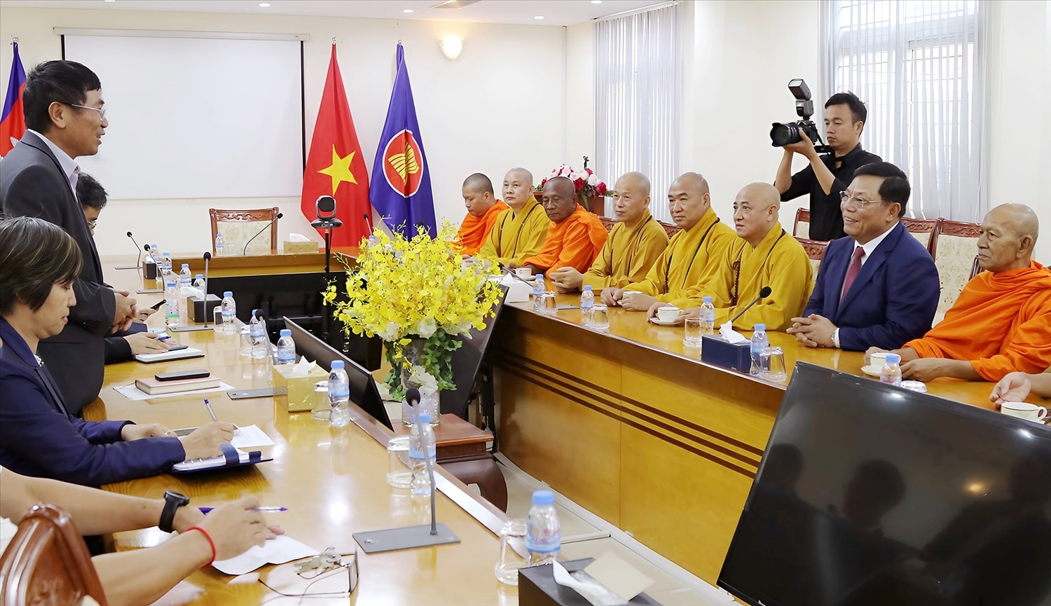Chiều cùng ngày, Đoàn công tác Bộ Dân tộc và Tôn giáo Việt Nam do Thứ trưởng Nguyễn Hải Trung dẫn đầu đã đến thăm và tặng quà cán bộ, nhân viên Đại sứ quán Việt Nam tại Campuchia