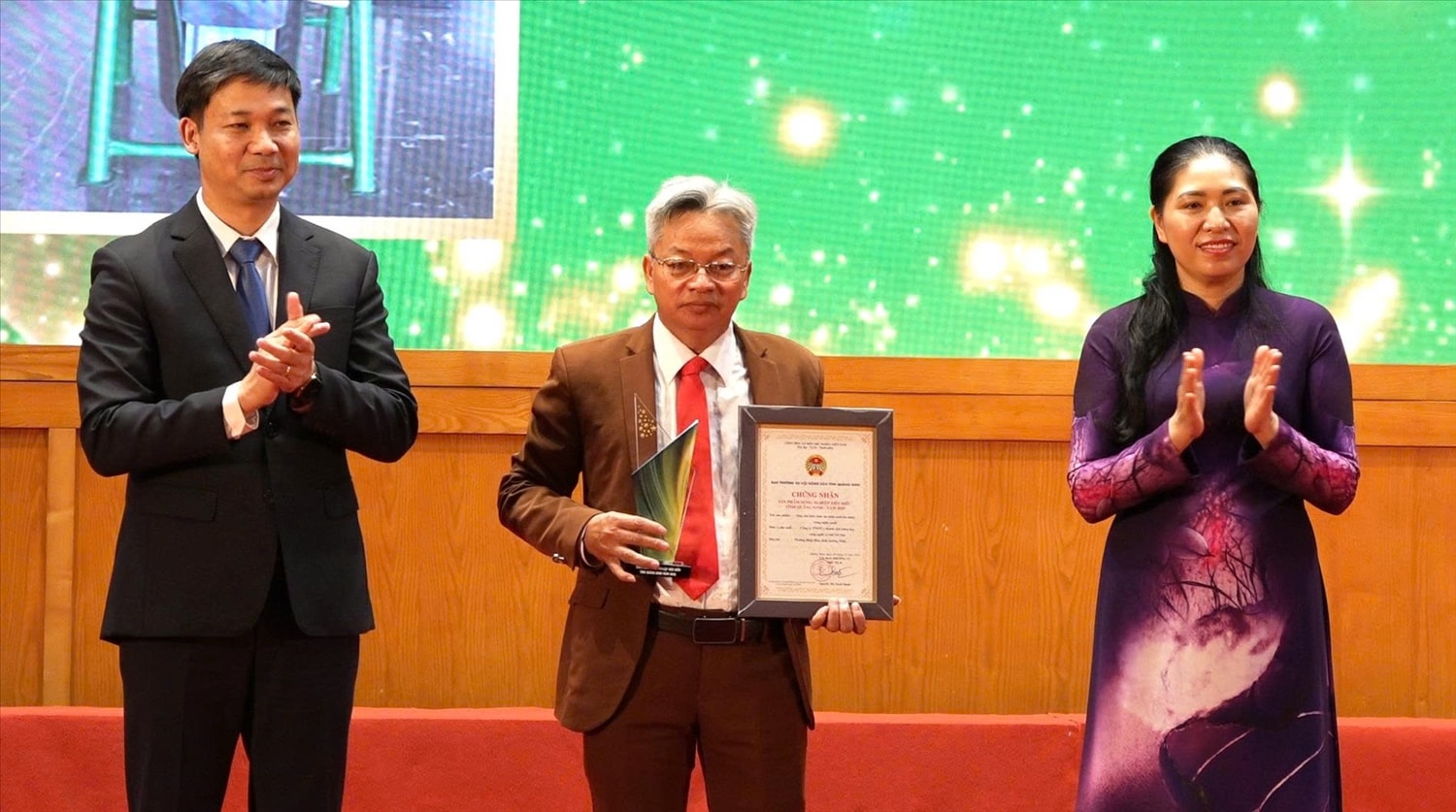 Lãnh đạo tỉnh Quảng Ninh trao chứng nhận các sản phẩm nông nghiệp tiêu biểu. Ảnh: Mỹ Dung