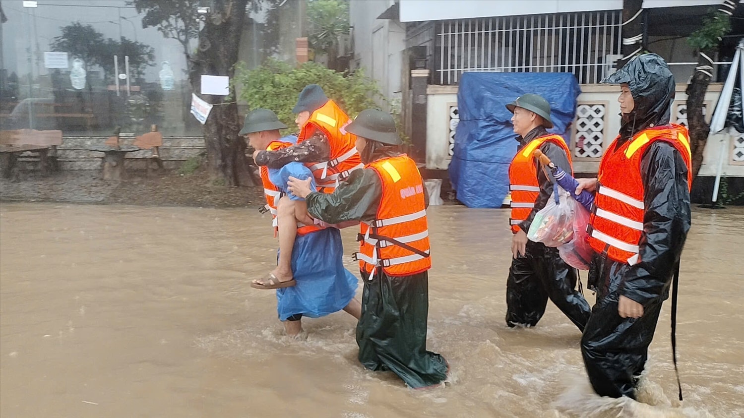 Lực lượng Quân sự Đà Nẵng đưa người dân đi bệnh viện kịp thời. (Ảnh Thi Thi)