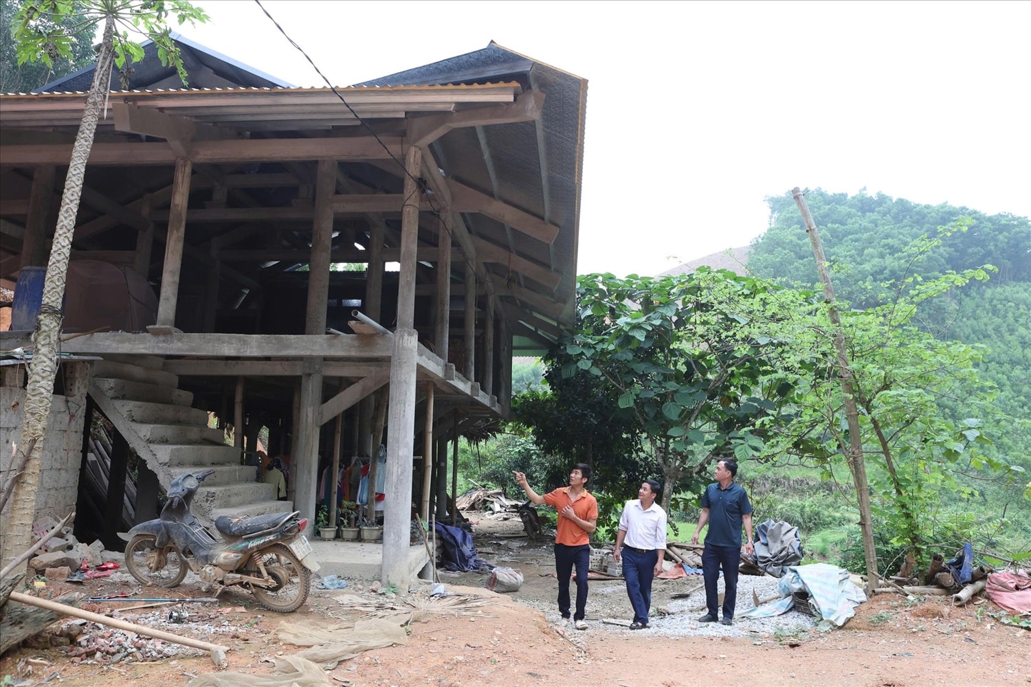 Từ nguồn vốn chương trình MTGQ,nhiều hộ nghèo, hộ có hoàn cảnh khó khăn đã được hỗ trợ xây mới và sửa chữa nhà ở tạm, nhà ở dột nát .