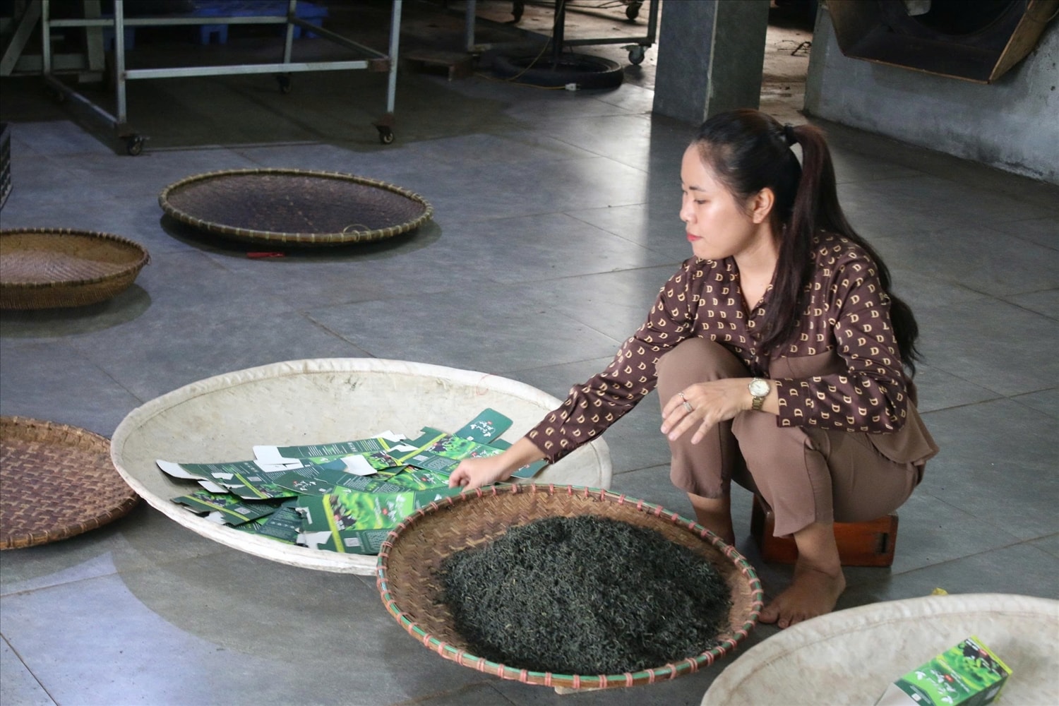 Chị Đỗ Thị Nguyên, Giám đốc Hợp tác xã (HTX) chè Phúc Nguyên chăm chút từng sản phẩm. (Ảnh: Thảo Khánh)