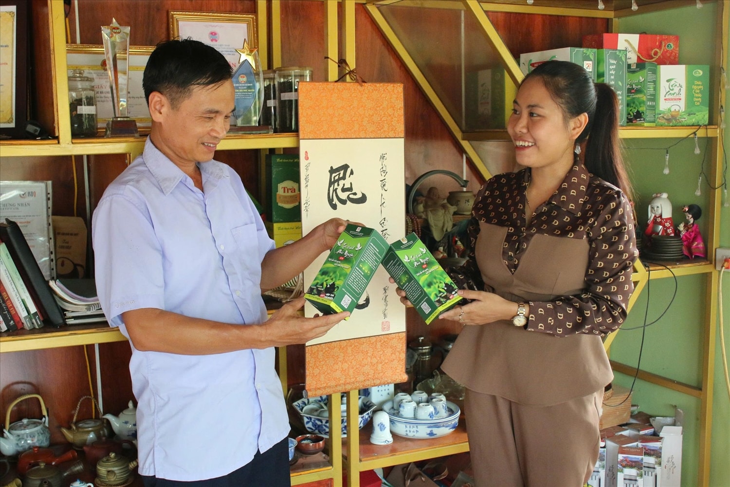 Hiện HTX có 9 sản phẩm chè với 3 phân khúc: bình dân, đặc sản và cao cấp, giá dao động từ 200 nghìn đồng đến 2,5 triệu đồng/kg.  (Ảnh Thảo Khánh)