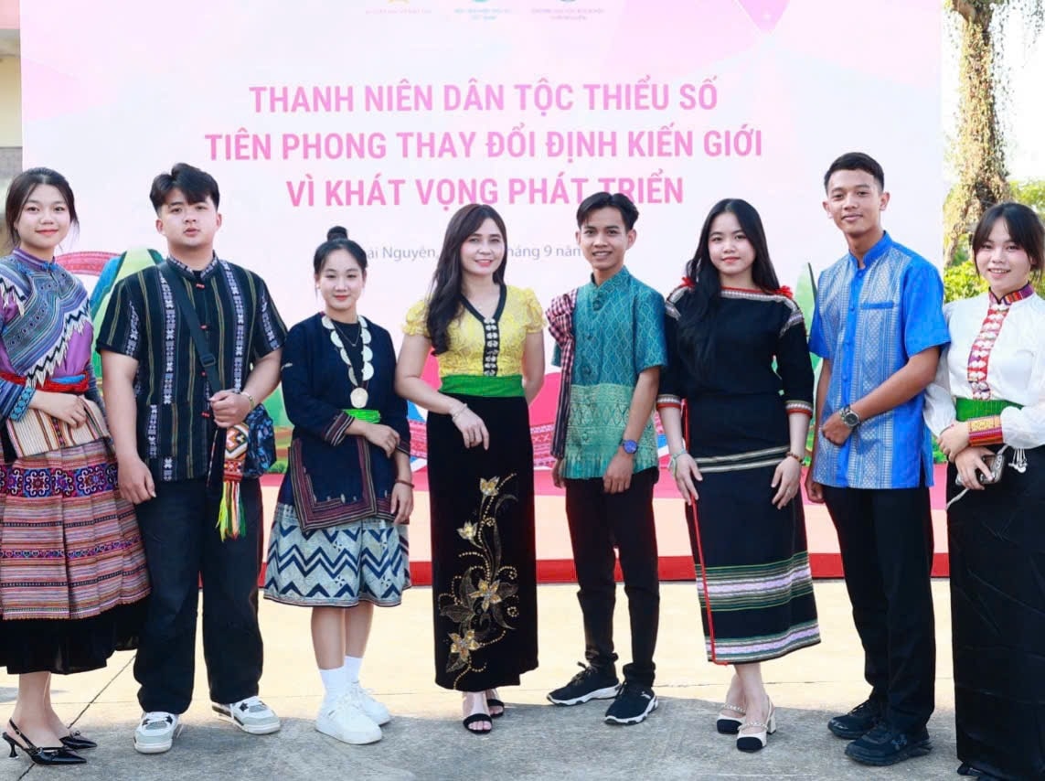 Sinh viên Vi Thị Trà Giang (thứ 3 từ phải sang), dân tộc Nùng, tỉnh Gia Lai lo lắng khi ngành học Kinh tế giáo dục vùng DTTS chưa có trong danh mục ngành nghề tuyển dụng chính thức 