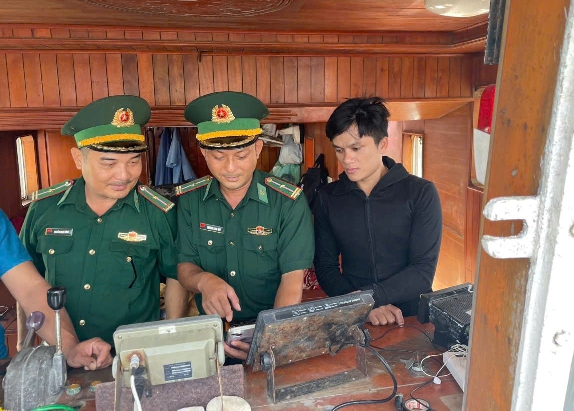 Lực lượng Biên phòng tỉnh hướng dẫn người dân tra cứu nắm các thông tin để cập nhật các quy định về phòng chống khai thác IUU