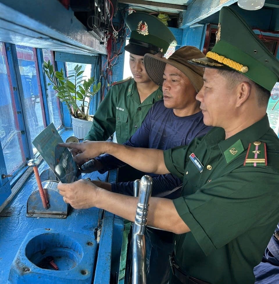 Cán bộ, chiến sĩ Đồn Biên phòng Cát Khánh nắm sát tình hình, phối hợp xử lý khi các tàu có dấu hiệu vi phạm IUU