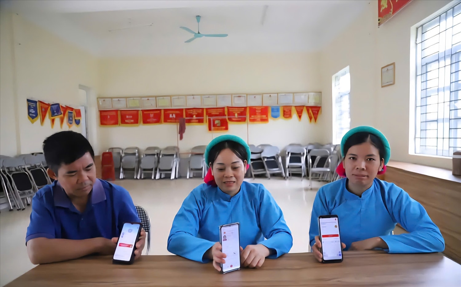 Chị Thâu thường xuyên cập nhật tài liệu, tham gia các buổi tập huấn của xã, rồi triển khai lại cho các thành viên trong thôn