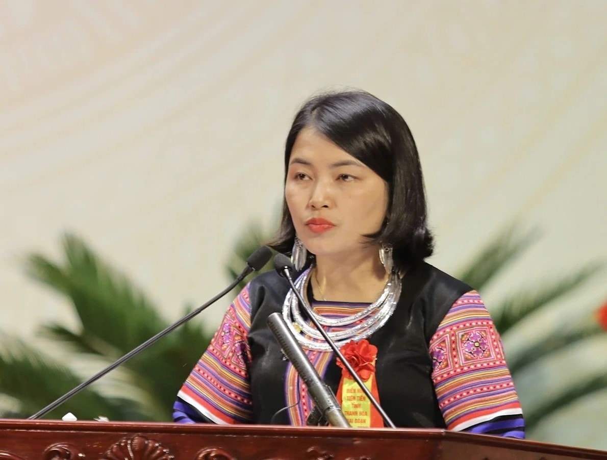 Đại biểu Thao Thị Mè, Chủ tịch MTTQ xã Nhi Sơn phát biểu tham luận tại Đại hội.