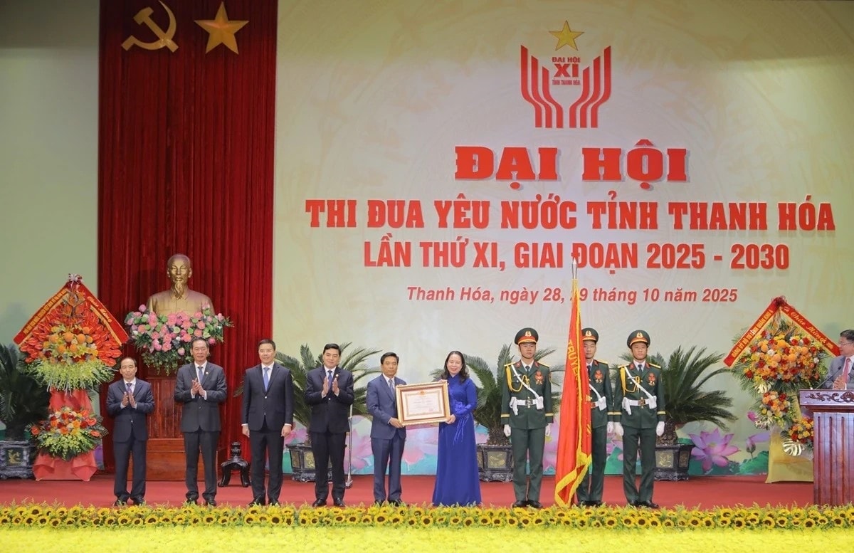 Thừa ủy quyền của Chủ tịch nước, bà Võ Thị Ánh Xuân, Phó Chủ tịch nước Cộng hòa xã hội chủ nghĩa Việt Nam, Phó Chủ tịch thứ nhất Hội đồng Thi đua - Khen thưởng Trung ương đã trao Huân chương Lao động hạng Ba cho Đảng bộ, chính quyền và Nhân dân tỉnh Thanh Hóa