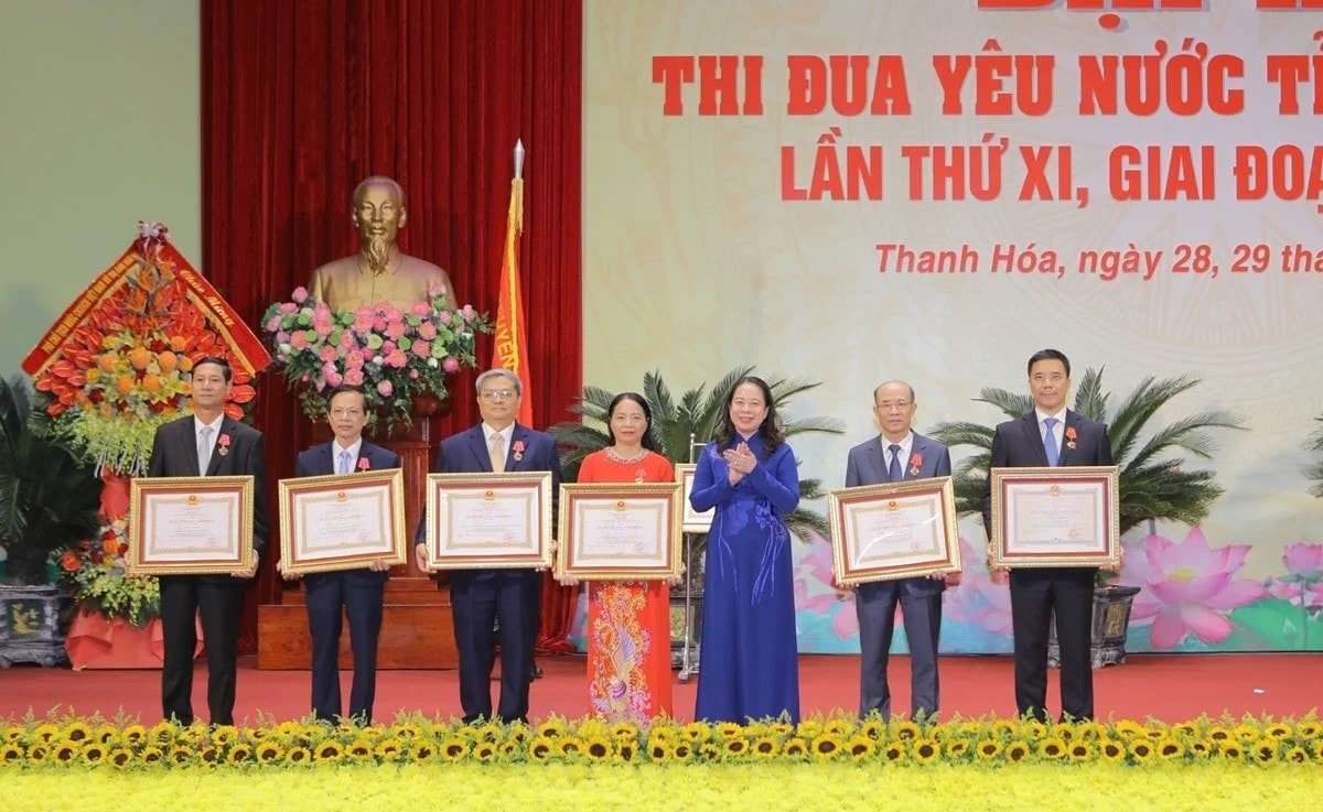 Phó Chủ tịch nước Cộng hòa xã hội chủ nghĩa Việt Nam Võ Thị Ánh Xuân, Phó Chủ tịch thứ nhất Hội đồng Thi đua - Khen thưởng Trung ương Trao tặng Huân chương Chiến công hạng Nhất và trao Huân chương Lao động hạng Nhất, hạng Nhì cho các cá nhân tiêu biểu.