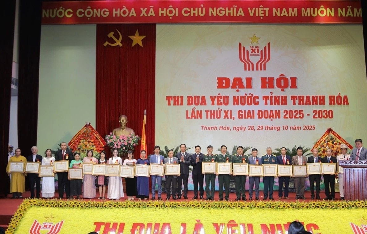 Lãnh đạo tỉnh Thanh Hóa trao Bằng khen của Chủ tịch UBND tỉnh cho các tập thể, cá nhân điển hình tiên tiến
