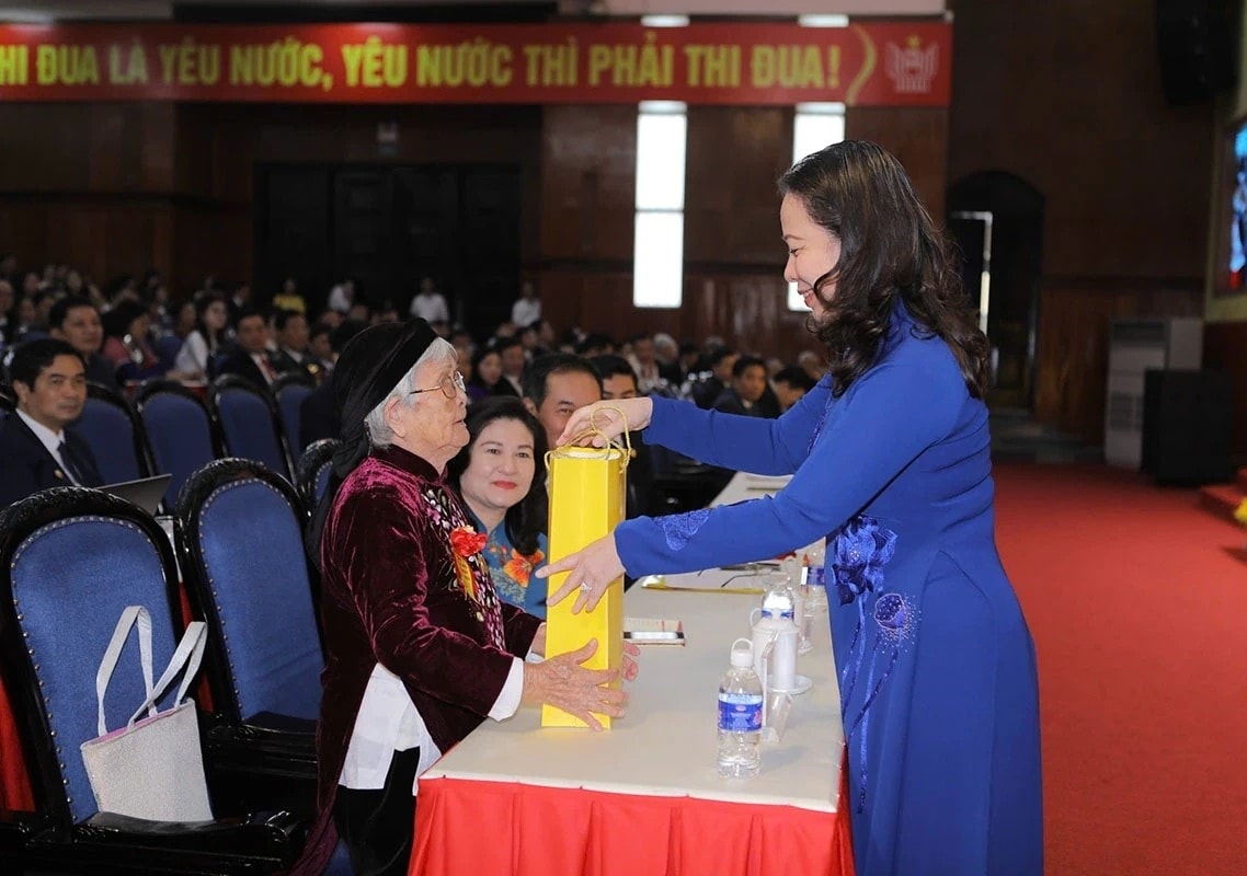 Phó Chủ tịch nước Cộng hòa xã hội chủ nghĩa Việt Nam Võ Thị Ánh Xuân tặng quà tri ân Mẹ Việt Nam Anh hùng Phan Thị Mùi.