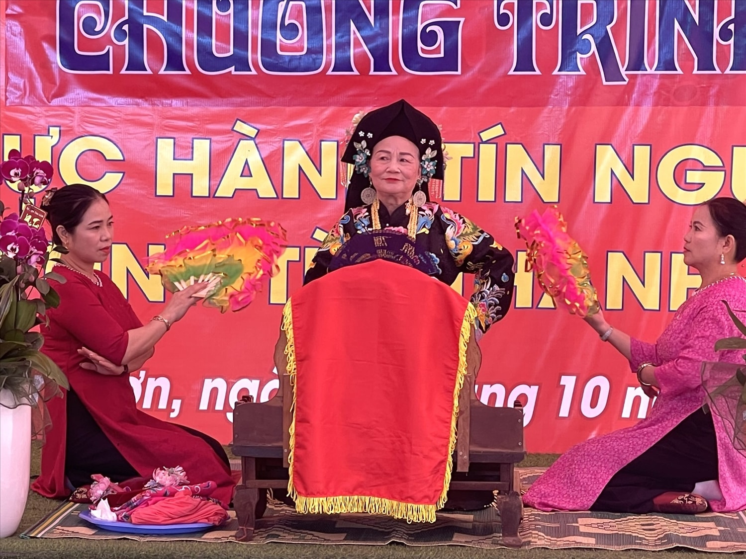 Nghệ nhân, Đồng thầy Vũ Minh Nguyệt diễn xướng các giá đồng tại chương trình. ảnh CTV