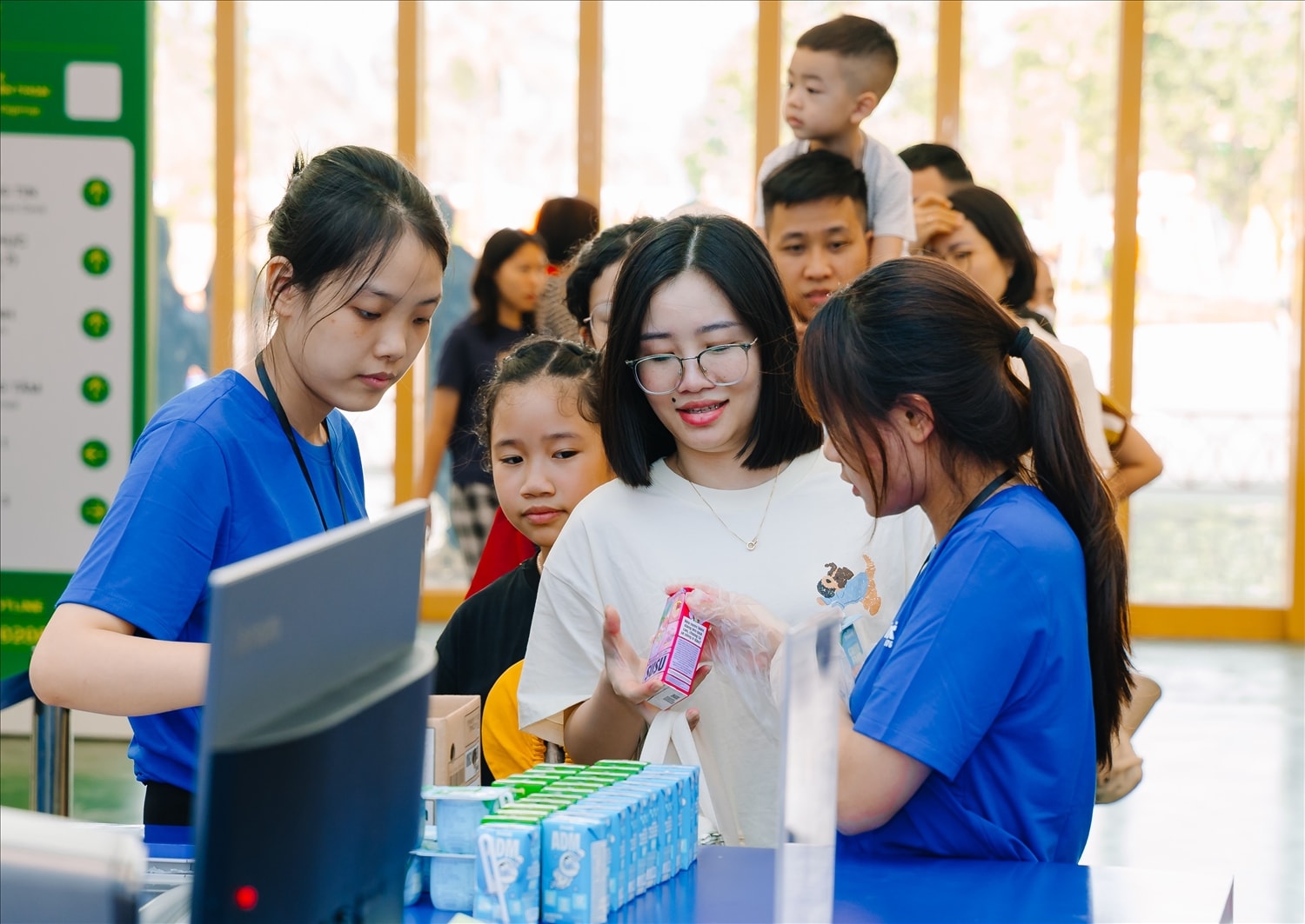Người tiêu dùng được mời thưởng thức các sản phẩm mới của Vinamilk (Ảnh: Vi Nam)