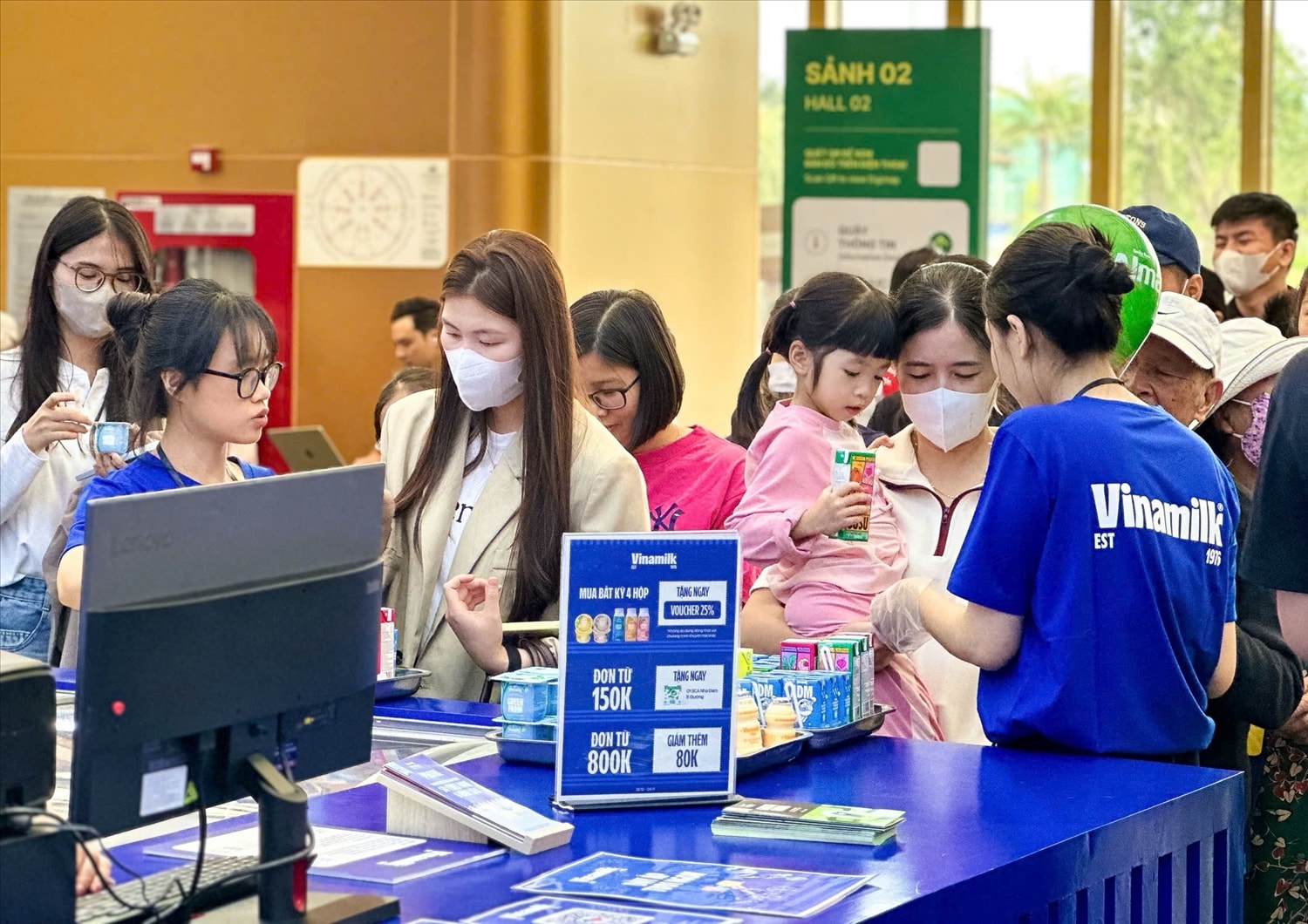 Gian hàng Vinamilk nổi bật, thu hút người tiêu dùng tại Hội chợ Mùa Thu 2025 (Ảnh: Vi Nam) 