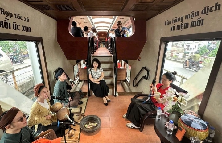 Đoàn tàu du lịch Hà Nội 5 Cửa Ô nhanh chóng trở thành một sản phẩm độc đáo, thu hút sự quan tâm lớn của du khách trong nước và quốc tế