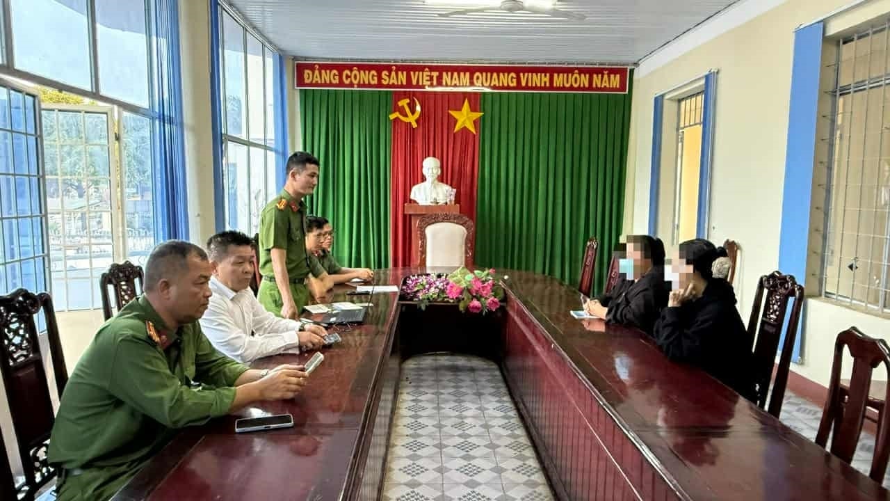 Chị N.T.L. và D.T.H. tại cơ quan công an