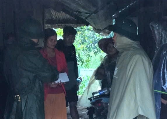 Lãnh đạo xã Ngọc Linh đến thăm hỏi, động viên và hỗ trợ gia đình nạn nhân mất tích. (Ảnh: UBND xã Ngọc Linh)