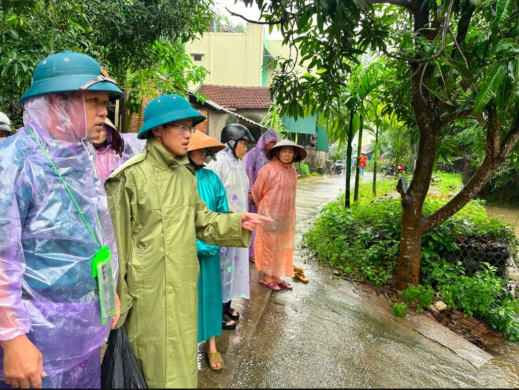 Ông Ung Đình Hiền, Chủ tịch UBND xã Vạn Tường (thứ hai từ trái sang) đã có mặt tại hiện trường chỉ đạo các lực lượng tìm kiếm  nạn nhân đuối nước. (Ảnh: Đ.Minh)