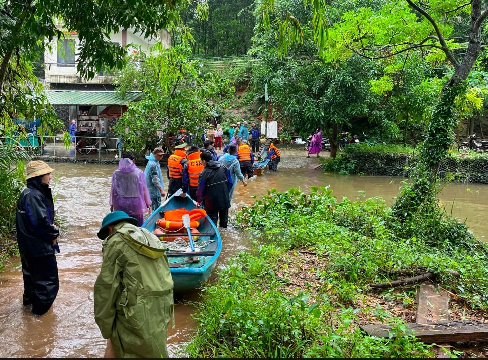 Lực lượng chức năng vớt được thi thể nạn nhân và bàn giao cho gia đình lo hậu sự. (Ảnh: Đ.Minh)
