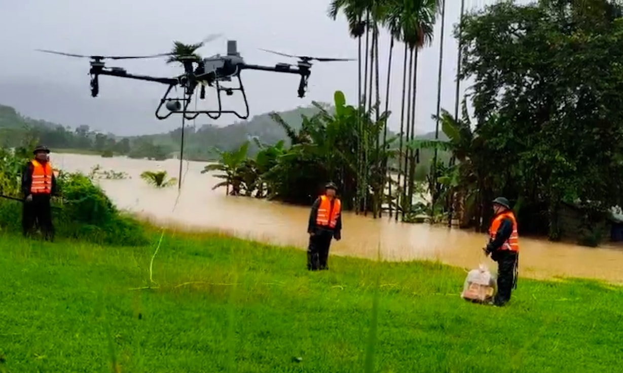 Máy bay không người lái chở nhu yếu phẩm hỗ trợ người dân bị cô lập. (Ảnh: H.T)