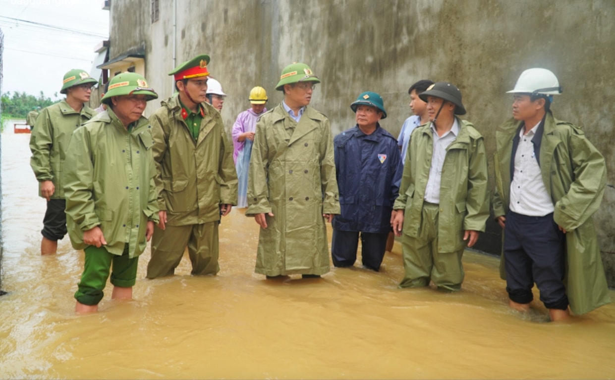 Ông Đỗ Tâm Hiển, Phó Chủ tịch UBND tỉnh Quảng Ngãi (thứ 3 từ trái sang) kiểm tra tình hình mưa lũ tại một số địa phương . (Ảnh: CTV)