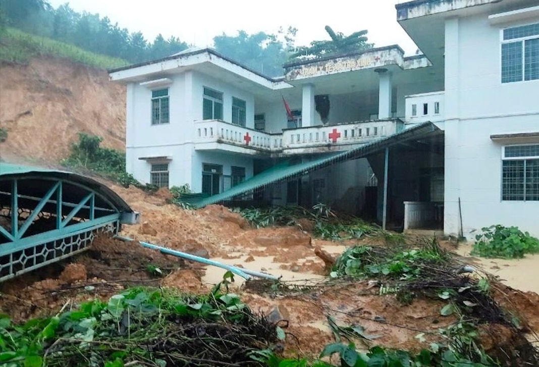 Một lượng lớn đất đá tràn vào Trạm Y tế Trà Xinh, gây hư hỏng một số vật dụng. (Ảnh: CTV)