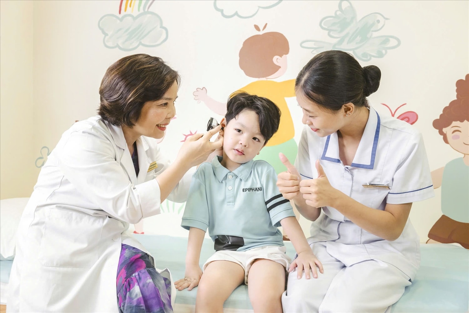 PGS. TS. BS Lê Thị Minh Hương thăm khám, chăm sóc cho bệnh nhi