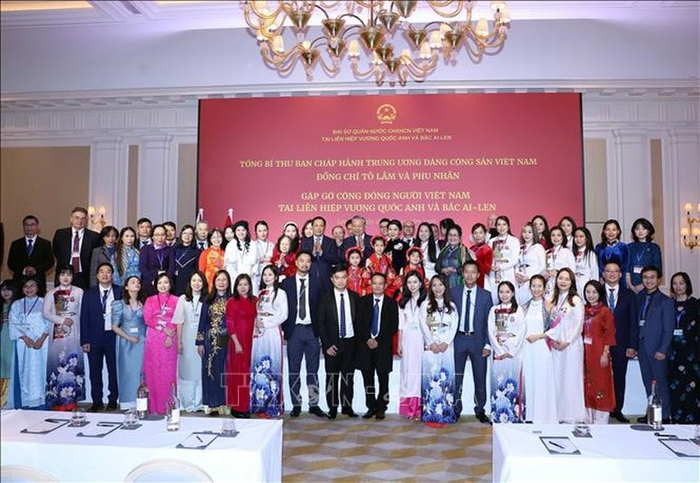 Tổng Bí thư Tô Lâm và Phu nhân với cộng đồng người Việt Nam tại Anh - Ảnh: TTXVN