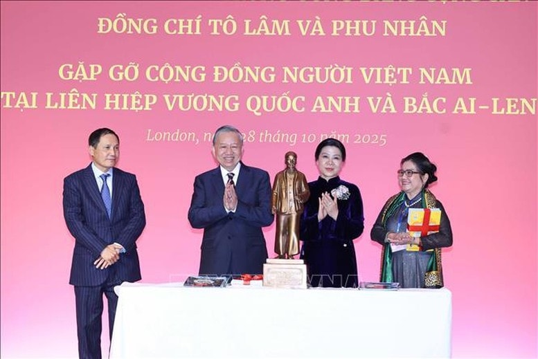 Tổng Bí thư Tô Lâm và Phu nhân tặng bức tượng Chủ tịch Hồ Chí Minh cho Đại sứ quán Việt Nam tại Anh - Ảnh: TTXVN