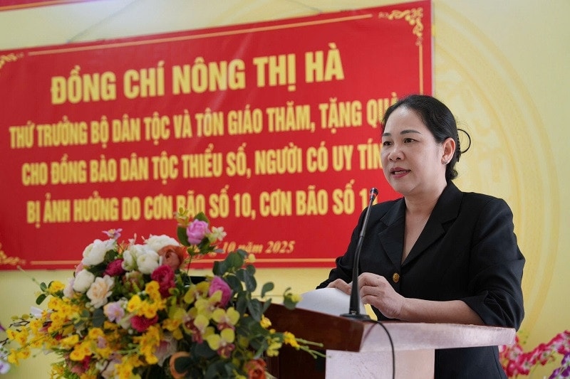 Thứ trưởng Nông Thị Hà động viên bà con vượt qua khó khăn, sớm khôi phục cuộc sống sau mưa lũ. Ảnh: Xuân Quý
