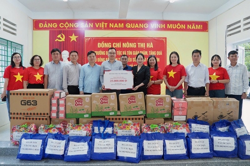 Thứ trưởng Nông Thị Hà trao quà của bạn đọc Báo VietNamNet ủng hộ Trường Phổ thông dân tộc bán trú Tiểu học và THCS Cần Nông. Ảnh: Xuân Quý