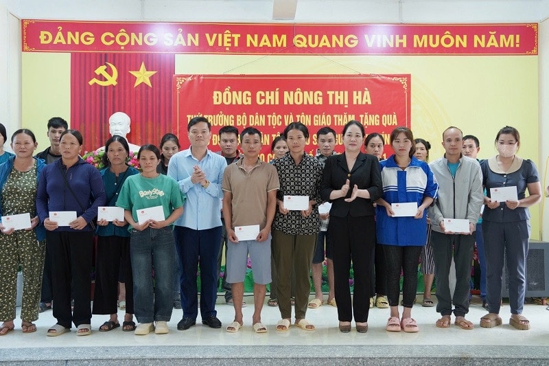 Thứ trưởng Bộ Dân tộc và Tôn giáo Nông Thị Hà trao quà hỗ trợ cho các gia đình tại hai xã Cần Yên và Thông Nông bị thiệt hại do mưa lũ gây ra vừa qua. Ảnh: Xuân Quý