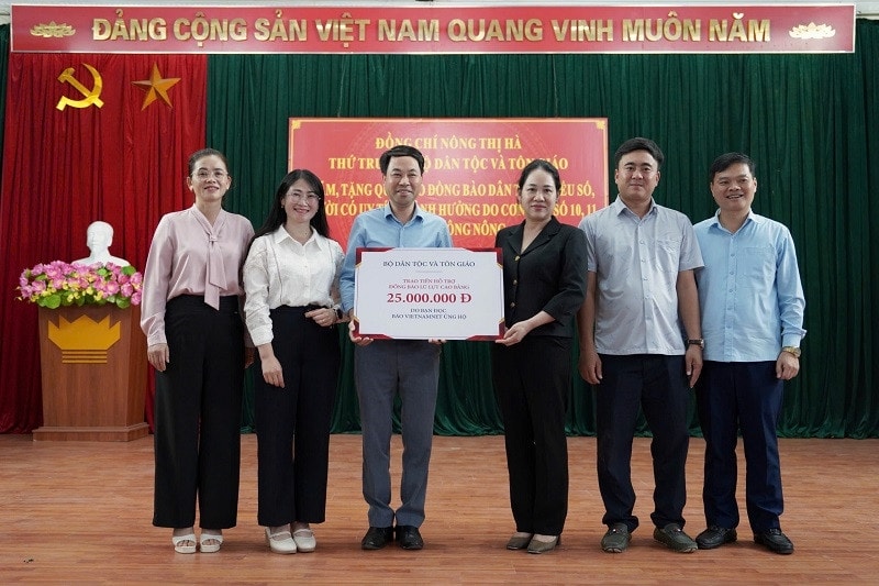 Thứ trưởng Nông Thị Hà trao quà của bạn đọc Báo VietNamNet ủng hộ Trường Phổ thông dân tộc bán trú tiểu học và trung học Dẻ Rào. Ảnh: Xuân Quý