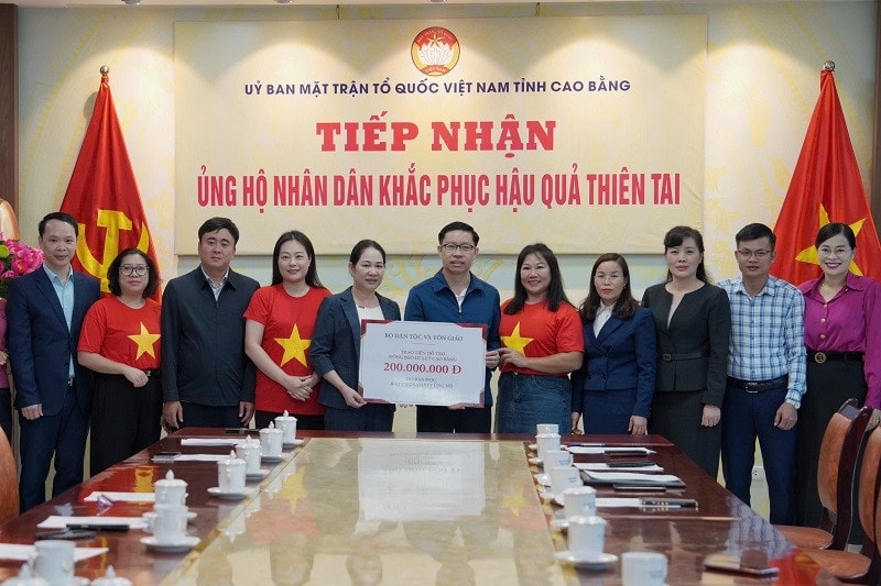 Thứ trưởng Nông Thị Hà và đoàn công tác trao kinh phí ủng hộ người dân tỉnh Cao Bằng bị thiệt hại trong đợt lũ lụt vừa qua. Ảnh: Xuân Quý