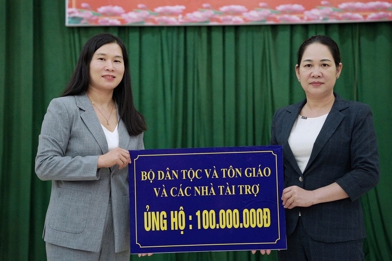 Thứ trưởng Nông Thị Hà tặng quà cho bà con bị ảnh hưởng bởi mưa lũ ở hai xã Thất Khê và Tràng Định. Ảnh: Xuân Quý